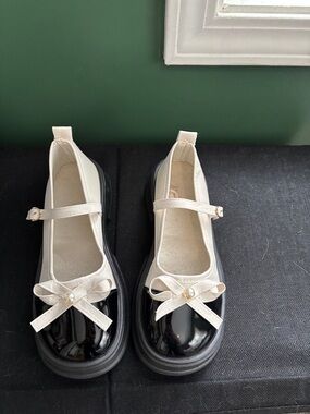 Kids Two-Tone Mary Jane Shoes with Pearl Bow - Cream & Black